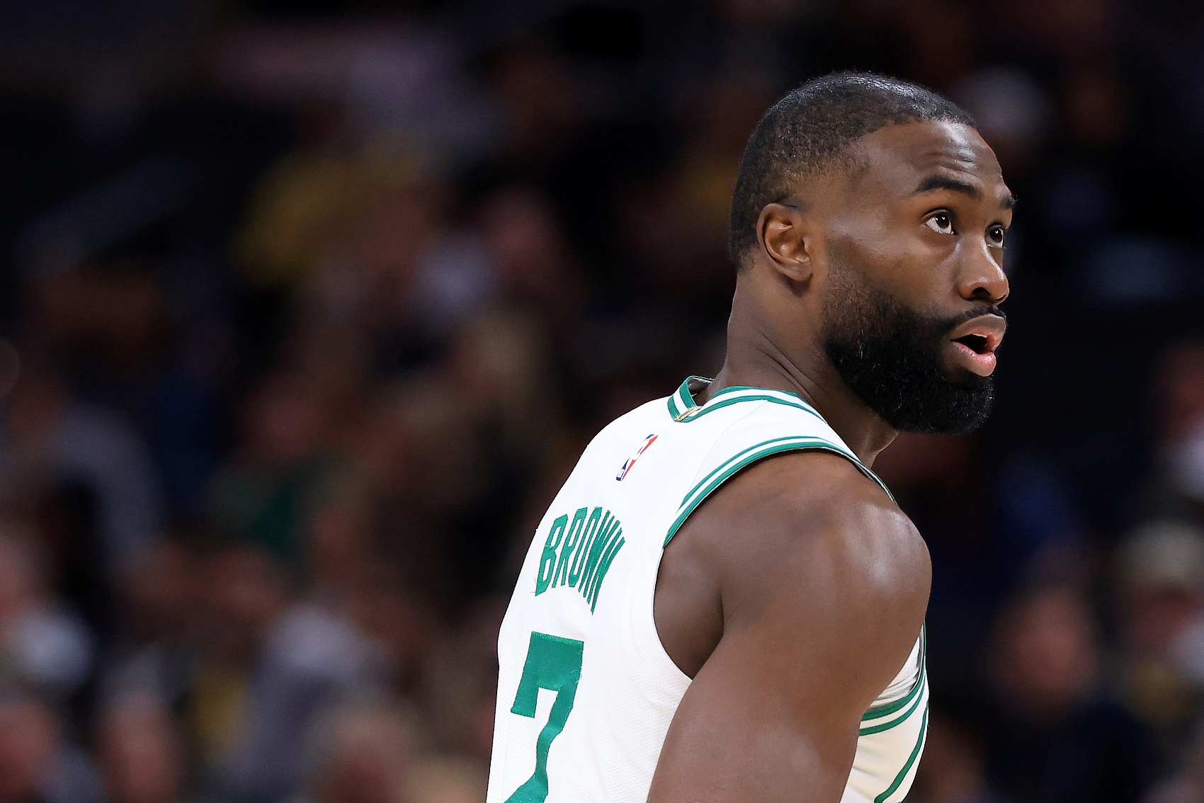 Kaiyun Sports-开云体育-高效全能！杰伦·布朗半场12中7砍并列最高17分加4板3助 三分4中3