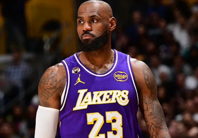 开云登录入口-詹姆斯目前出战29分钟，投篮10中2得到7分2篮板9助攻7失误