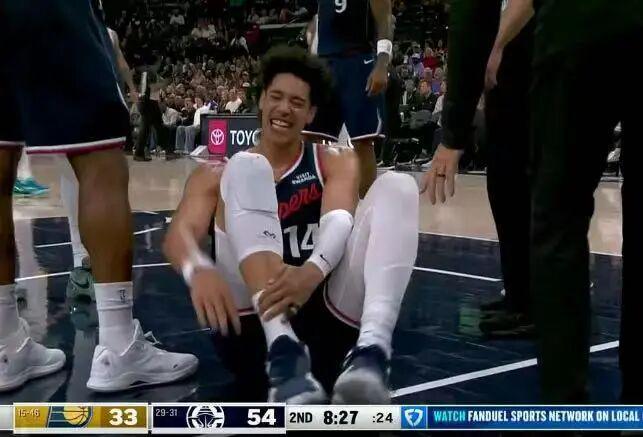 Kaiyun Sports-开云体育-疼到锤地!小卡新大腿伤了!3节29+8,快船直冲第8!